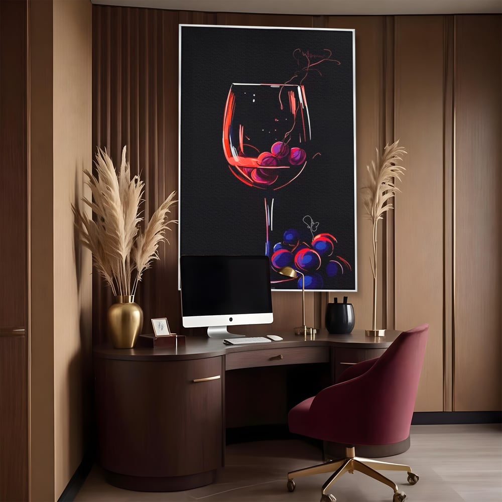 Tablou canvas cu tablou canvas cu pahar de vin si struguri, in rama de aluminiu argintiu, pe perete intr-un birou